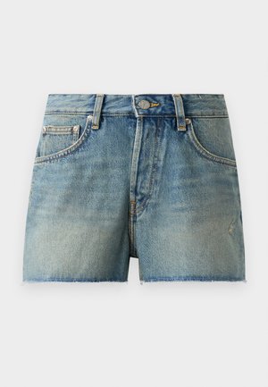 Shorts de denim em azul claro, apresentando um design de cintura alta, bainha desfiada e estilo tradicional de cinco bolsos com acessórios em metal.