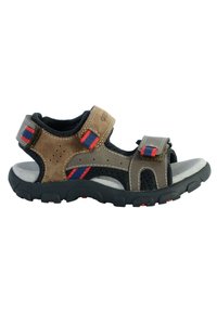 Sandalias marrones y grises hechas de ante y malla, con acentos rojos y azules, correas ajustables y una suela de goma negra texturizada.