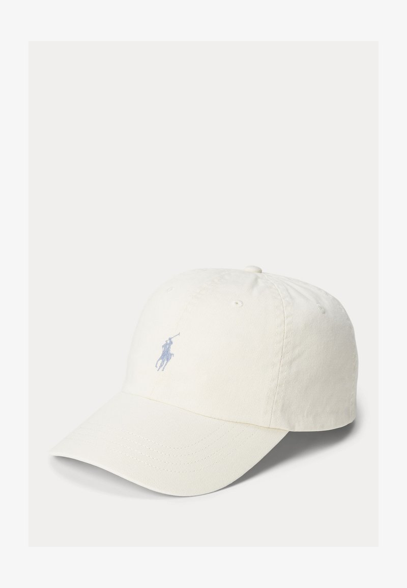 Hvid baseballkasket i bomuld med buet skygge, med en lyseblå broderet logo af en rytter på en hest. Seks ventilationshuller inkluderet.