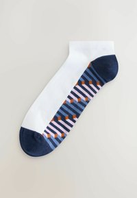 Weißer Socke mit einem marineblauen Absatz und einer marineblauen Spitze. Die Seite zeigt ein gestreiftes Muster aus marineblauen, rosafarbenen und orangen geometrischen Formen. Baumwollmischung.