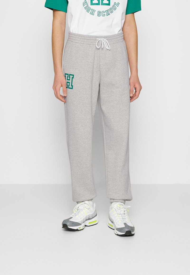 Herren Trainingsanzüge | Champion Rochester CHAMPION ROCHESTER X STRANGER THINGS Jogginghose grey/grau - QM59221 Herren Trainingsanzüge | Champion Rochester CHAMPION ROCHESTER X STRANGER THINGS Jogginghose grey/grau - QM59221