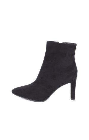 Stivale alla caviglia in suede nero con punta appuntita e tacco alto affusolato. Presenta una texture liscia e accenti argentati ai lati.