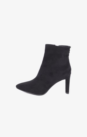 Stivale alla caviglia in suede nero con punta appuntita e tacco alto affusolato. Presenta una texture liscia e accenti argentati ai lati.