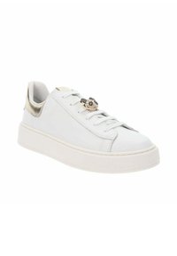 Witte leren sneakers met een dikke, witte zool, met een metallic gouden accent op de hiel en een decoratieve hardware-detail versierd met edelstenen.