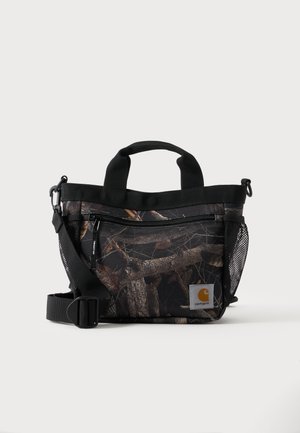Μικρή τσάντα ώμου Carhartt με μαύρο και καφέ καμουφλάζ, επάνω χειρολαβές, εμπρόσθια τσέπη με φερμουάρ και ρυθμιζόμενο ιμάντα ώμου.