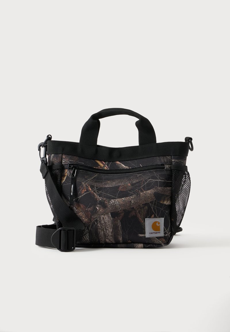 Μικρή τσάντα ώμου Carhartt με μαύρο και καφέ καμουφλάζ, επάνω χειρολαβές, εμπρόσθια τσέπη με φερμουάρ και ρυθμιζόμενο ιμάντα ώμου.