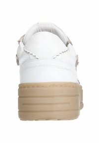Witte leren schoen met een ronde neus, beige plateauzool en golvende details bij de hak. Minimalistisch ontwerp met een soepele textuur.