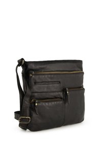 Sorte læder crossbody taske med flere lynlåslommer, tekstureret overflade, justerbar rem og hardware i guldbelægning.