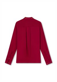 Langemouwen, effen rode blouse met een rugplooitje, knopenmanchetten en een contrasterende kleuraccent langs de kraag. Soepele stofstructuur.