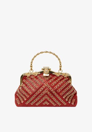 Sac à main rouge en perles avec des motifs géométriques, quincaillerie dorée et une forme structurée ; il possède une poignée à chaîne et des accents floraux décoratifs.