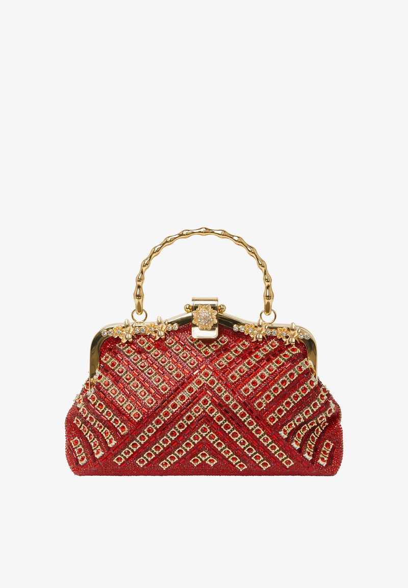 Sac à main rouge en perles avec des motifs géométriques, quincaillerie dorée et une forme structurée ; il possède une poignée à chaîne et des accents floraux décoratifs.