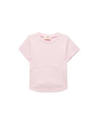 Lyserød bomulds T-shirt med korte ærmer, ribbet tekstur, rund halsudskæring og en vandret søm på tværs af brystet.