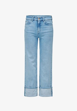 Vaqueros de mezclilla azul claro con cintura alta, bolsillos frontales y puños anchos doblados dos veces en los tobillos.