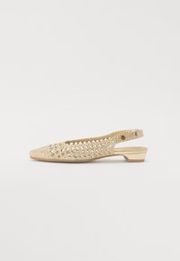 Chaussure à talon slingback dorée avec un design en crochet, bout pointu et petit talon. Présente des côtés ouverts et une finition texturée.