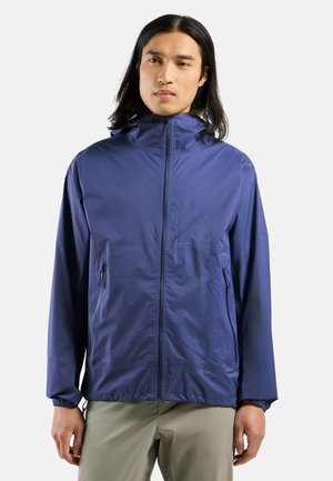 Marineblauwe, lichte zip-up jas met een hoge kraag, elastische manchetten en twee zijzakken met rits; gladde, waterafstotende stofafwerking.
