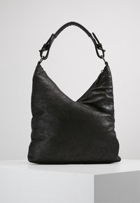 Musta hobo-laukku, joka on valmistettu teksturoidusta keinonahasta. Siinä on epäsymmetrinen muotoilu, kaareva siluetti ja sileä kahva metallisuusilla.