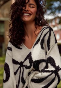 Next CHRISTMAS  TALL  - Stickad tröja - white and black tinsel bow