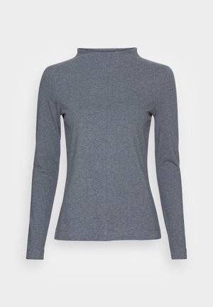 Dopasowana, szara koszulka z długim rękawem, z półgolfem i centralnym przeszyciem, prezentowana na białym tle.