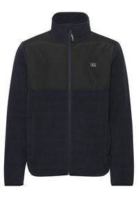 Heren fleecejas in marineblauw met volledige voorrits, zwart borstpaneel, hoge kraag en een kleine rechthoekige logopatch op de linkerborst.