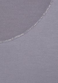 Tessuto grigio chiaro caratterizzato da una texture liscia con un leggero motivo a coste e un colletto rotondo, accentuato da una rifinitura in filo metallico.