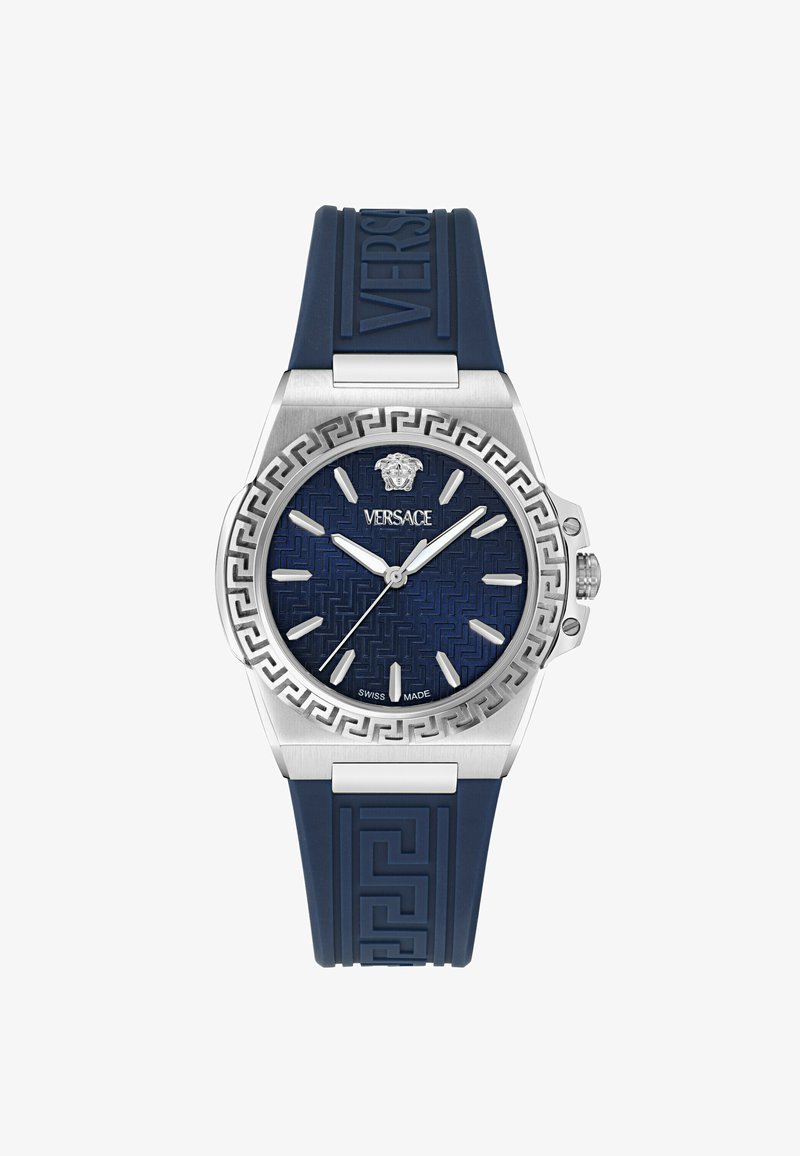 Zegarek Versace z stalową kopertą, niebieską teksturowaną tarczą, srebrnymi znacznikami godzin oraz niebieskim gumowym paskiem z wzorem greckiego klucza.