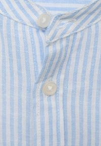 Tessuto a strisce blu chiaro e bianco con una consistenza morbida, caratterizzato da un colletto arrotondato e due bottoni in plastica bianca sul davanti.