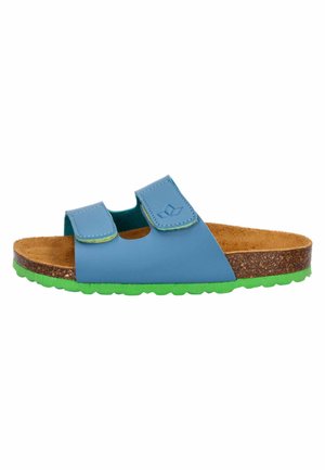 Blaue Slide-Sandale mit zwei verstellbaren Riemen, Korkfußbett und hellgrüner strukturierter Sohle, von der Seite vor weißem Hintergrund gezeigt.