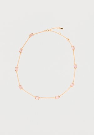 Jemný zlatý náhrdelník s rovnomerne rozmiestnenými malými obdĺžnikovými ružovými drahokamami a zapínaním na karabínku.