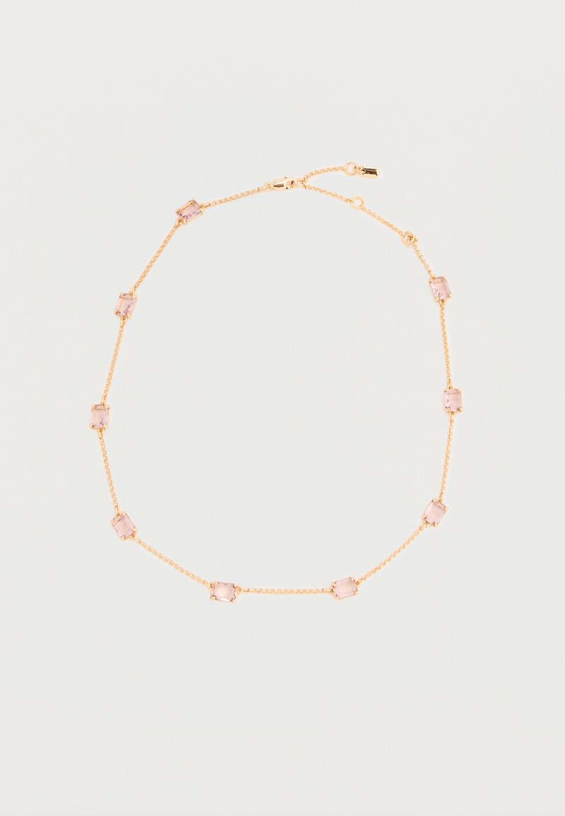 Λεπτό χρυσό κολιέ αλυσίδα με ομοιόμορφα τοποθετημένες μικρές ορθογώνιες ροζ πέτρες και κούμπωμα με κλείσιμο καβουριού.