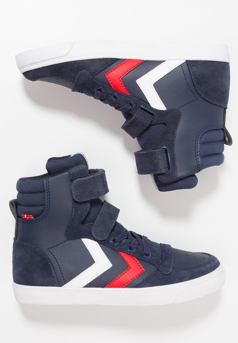 Zapatillas altas navy con correas de velcro, que presentan un diseño de chevron en blanco y rojo, materiales de ante y cuero sintético, y suela de goma.