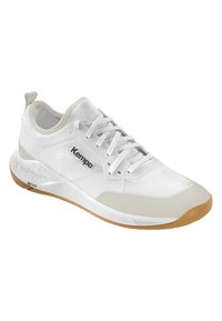 Zapatilla deportiva blanca con una parte superior de malla transpirable, suela de goma texturizada y sutiles acentos beige. Presenta cordones y una marca en el lateral.