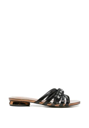 Sandalo nero piatto a ciabatta con molteplici cinturini e perline quadrate decorative sulla parte superiore, con un tacco metallico basso.