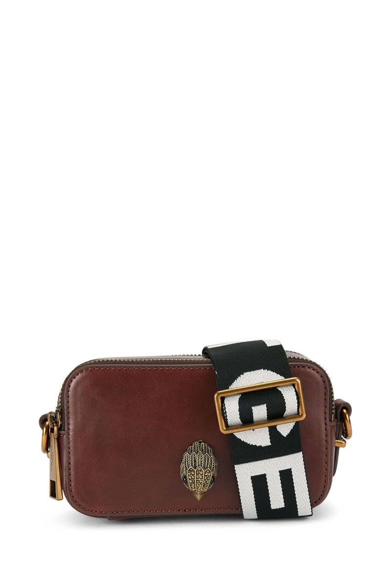 Sac bandoulière rectangulaire en cuir marron avec une fermeture décorative, une sangle noire et blanche ornée de lettres audacieuses, et une fermeture éclair.