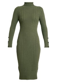 Vihreä neulemekko, jossa on poolokaulus, kaapelikuvioita ja ribbausverhoilu napin yksityiskohdilla. Mekko on suunniteltu tiukasti istuvaksi.