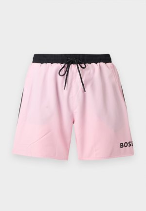Short de bain rose pour homme avec ceinture élastique noire, cordon noir, bandes latérales et logo "BOSS" sur l'ourlet de la jambe gauche.