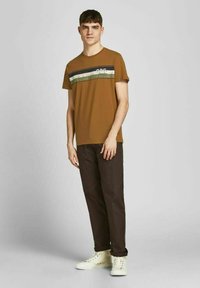 Jack & Jones JORBRADY TEE CREW NECK - Camiseta estampada - rubber