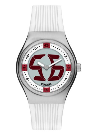 Montre-bracelet argentée Fossil avec bracelet blanc texturé, cadran rond, marquages rouges et noirs, et motif stylisé « 56 » au centre.