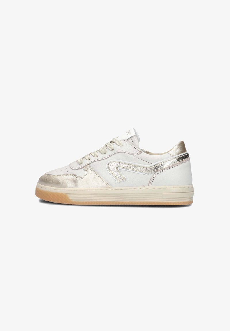 Witte sneaker met metallic gouden accenten, textielstof, geperforeerde teen en gumrubberen zool; beschikt over een slank ontwerp en contrasterende stiksels.
