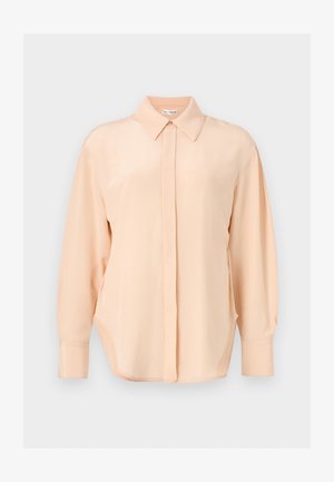 Langærmet lyse ferskenfarvet bluse med spids krave, skjulte knapper foran og brede manchetter på en ensfarvet baggrund.