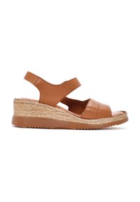 Sandali con zeppa in pelle tan, con due cinturini aperti, suola intermedia in tessuto intrecciato e suola in gomma per una buona aderenza. Presentano un'altezza del tacco di circa 6 cm.