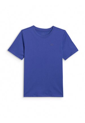 Niebieski t-shirt z krótkim rękawem i okrągłym dekoltem z małym logo "4F" na lewej piersi, ułożony płasko na białym tle.