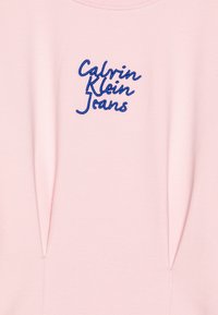 Calvin Klein Jeans LOGO TUCK DRESS - Denní šaty - chalk pink