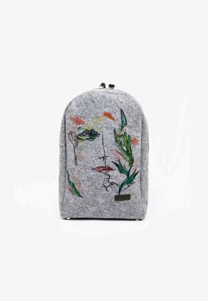Grau gefärbter Rucksack mit einem abstrakten Gesichtsdesign und bunten Akzenten. Verfügt über eine abgerundete Oberseite und Metallreißverschlüsse zum Schließen.
