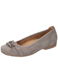 Ballerine in suede grigio con dettaglio annodato sulla punta, forma arrotondata e soletta imbottita per il comfort. Suola in gomma per una buona aderenza.