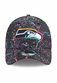 Schwarze Mütze mit bunten Spritzmustern, die ein auffälliges besticktes Seahawks-Logo auf der Vorderseite hat. Hergestellt aus flexiblem Material, Größe Mittel-Groß.