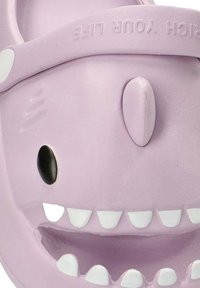 Chanclas de goma lilas con un diseño de cara sonriente. Presentan textura elevada, acentos de ojos negros y detalles de dientes blancos. Estilo destalonado.