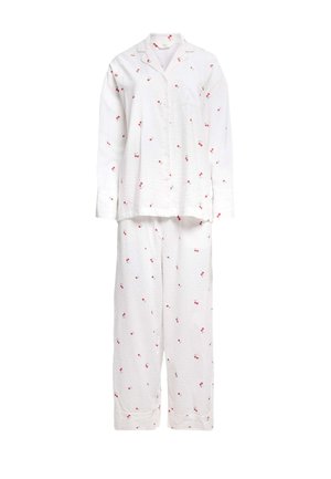 Ensemble de pyjama blanc à manches longues avec des petits imprimés de cerises rouges, comprenant un col et un pantalon ample.