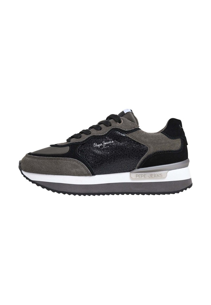 Sneakers sportive caratterizzati da un mix di pelle scamosciata grigia e finta pelle nera, con un pannello laterale testurizzato e suola in gomma bianca. Lacci neri e marchio.