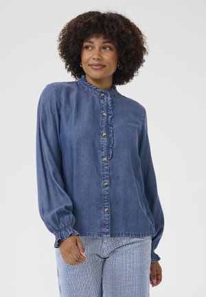 Denim blouse met een volantskraag, knoopsluiting aan de voorkant en lange mouwen met gather cuffs. Blauwe kleur, zachte textuur, casual ontwerp.