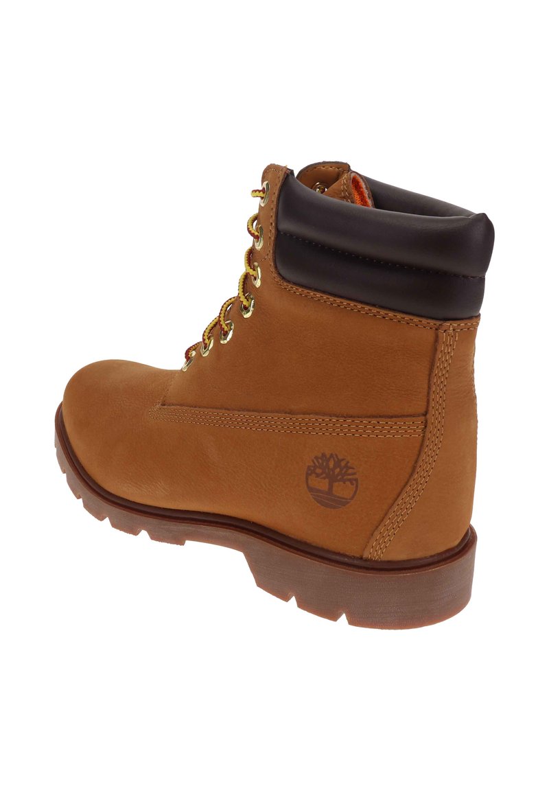 Stivale da lavoro in pelle color cuoio con colletto imbottito nero, lacci giallo-rossi, suola robusta e logo ad albero in rilievo sul lato.